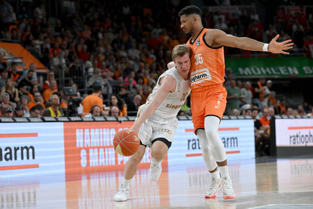 背后更是中 背后更是中