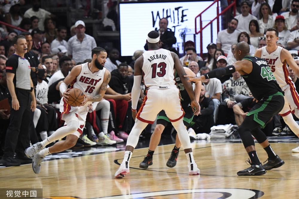 球员频繁换 球员频繁换