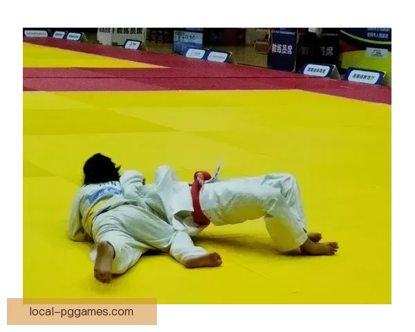 柔道比赛：胜负之间，技艺较量展风采