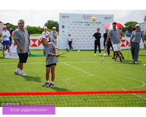 高尔夫赛场风云：挑战巅峰，挥杆绝技